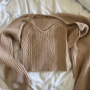 Stickad  - Stickad beige/rosa tröja, toppen ingår. Storlek S. Knappt använd 