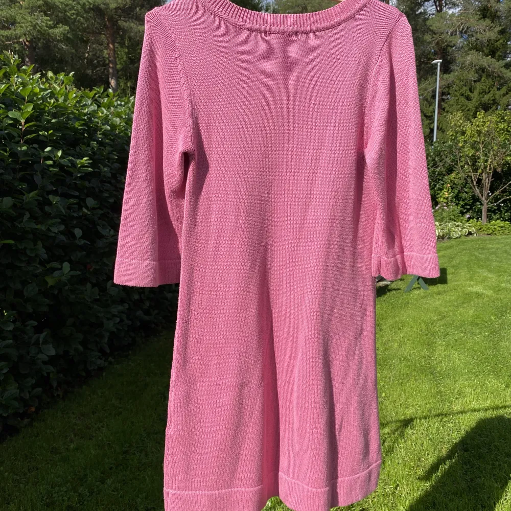Säljer en jättefin, trendig stickad klänning i den mest perfekta rosa färgen från H&M i storlek XS. Klänningen är i fint skick! . Klänningar.