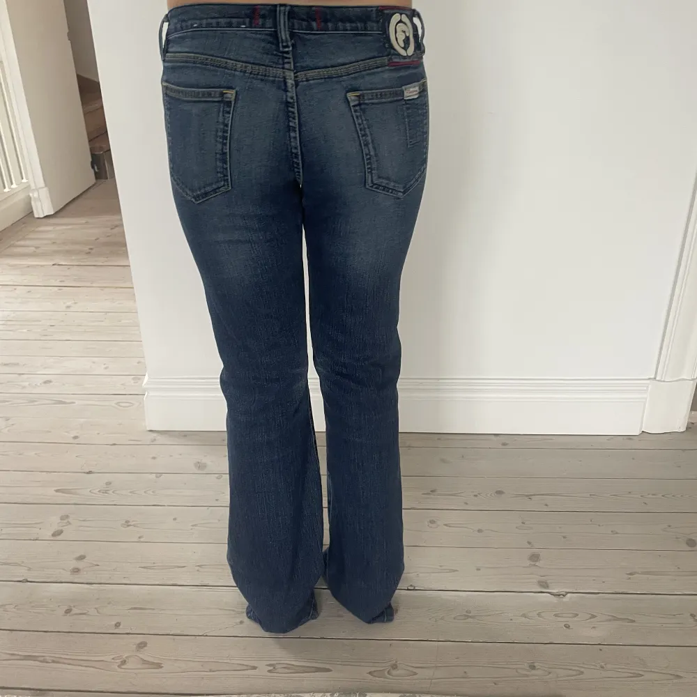 Snygga lågmidjade jeans! Midjemått tvärs över:39 cm Innerbenslängd:78 cm. Jeans & Byxor.