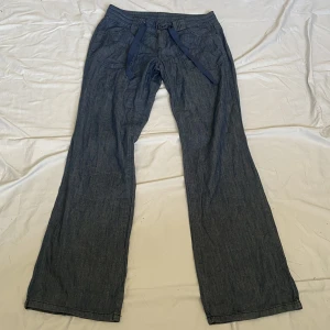Lågmidjade linne/jeans - Linnebyxor fast i jeansfärg. Så så snygga men lite för små för mig. Midjemått 80. Innerbenslängd 68. Skriv vid frågor,  köp nu går bra🥰