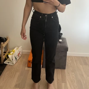 Svarta boyfriend jeans - Ett par svarta boyfriend jeans från Bikbok.  Använd 2 gånger. Ordpris:599kr  Storlek 24, längd 32.