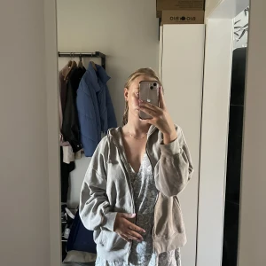 Oversize hoodie  - Hoodie från zalando som är oversize. Den har en liten svart fläck på fickan som syns på sista bilden.