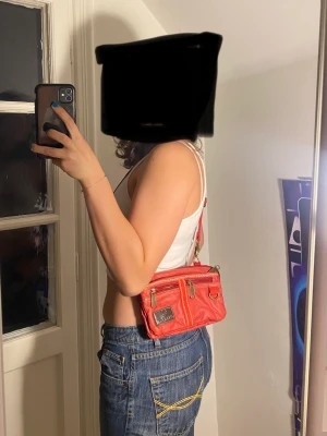 Väska  - Jättefin vintage Crossbody bag som jag säljer då den inte kommer till användning  