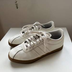 Vita adidas skor i samba-liknande modell. Storlek 39. I nyskick, använda ett fåtal gånger. Säljer pga förliten storlek. 