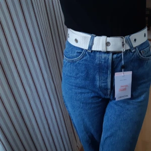 Skärp Monki - Säljer detta snygga skärpet från monki, helt oanvänt med lappen kvar. One size (det är ganska långt och hålen att fästa i sitter runt hela).