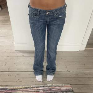 Coola lågmidjade jeans! Midjemått tvärs över:38 cm Innerbenslängd:81 cm