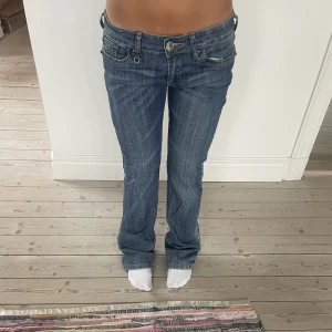 Lågmidjade jeans  - Coola lågmidjade jeans! Midjemått tvärs över:38 cm Innerbenslängd:81 cm