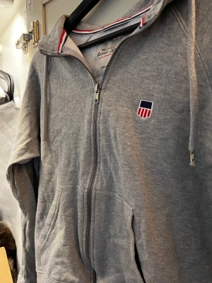 Hoddie  - Superfin tröja som passar till mycket! Den är i fint stick