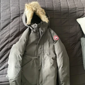 Canada goose jacka grå - Grå canada goose jacka Köpt för 12 Storlek xs Pris kan diskuteras 