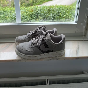 Beigea airforce  - Gör ett försök att sälja mina superslitna beigea airforce  med glitter, har inte rengjort dom något så smutset går nog att tvätta bort men sedan är dem ju slitna i tyget på ett ställe man ser på bild.