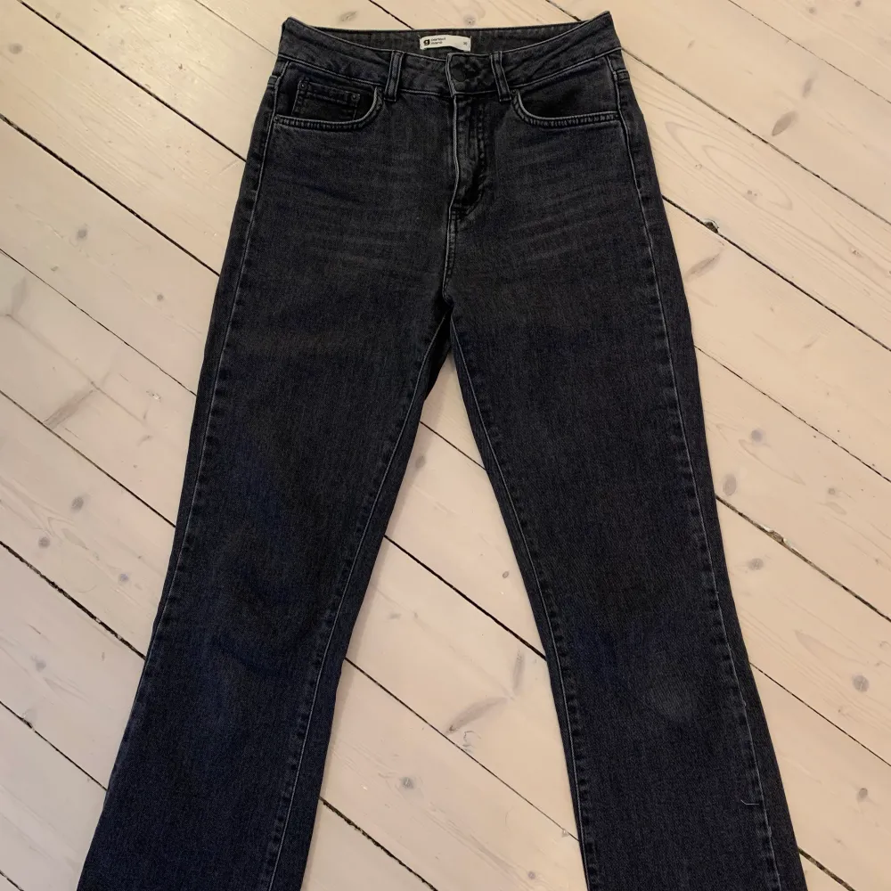 Mörkgrå raka jeans i storlek 36 från Gina Tricot. Jättesnygga men säljer pga för små . Jeans & Byxor.