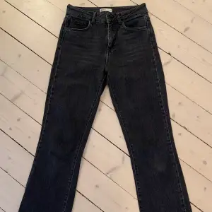 Mörkgrå raka jeans i storlek 36 från Gina Tricot. Jättesnygga men säljer pga för små 