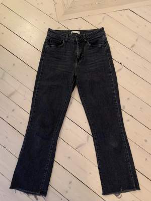 Mörkgrå raka jeans i storlek 36 från Gina Tricot. Jättesnygga men säljer pga för små 