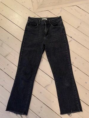 Mörkgrå jeans Gina Tricot - Mörkgrå raka jeans i storlek 36 från Gina Tricot. Jättesnygga men säljer pga för små 