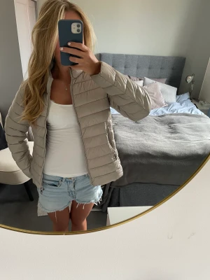 Jacka - En fin liten beige dunjacka i från Mango. Jackan är i storlek L men är väldigt liten i modellen då jag vanligt vid bär s💗💗