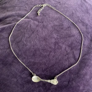 Halsband tesked  - Silverfärgat halsband med tesked Okänt material 