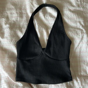 Svart Halterneck - Halterneck från Bershka , använd kanske 3 gånger. Storlek S.