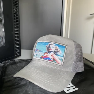 Limiterad Revenite Keps - En grå limiterad revenite keps från deras (drop 2) som jag hann köpa. Kepsen är endast testad några gånger och ser helt sprillans ny ut, kepsen har inga märken eller defekter över huvudtaget, påse och revenite sticker tillkommer.