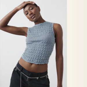 Blå topp från Ginatricot - Säljer en jätte fin blå topp fem Ginatricot. Her oanvänd lappen finns kvar.  storlek M men passar även S skulle jag säga.  