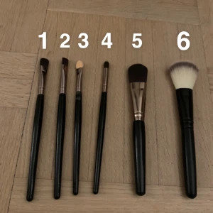 Smink borstar - Hej säljer dessa smink borstar då de har aldrig kommit till andvändning. Små borstar kostar 10kr/st och dom stora 15kr/st. Om man skulle vilja köpa alla så kostar det 55kr. Hoppas nån vill köpa🥰