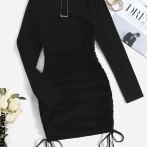 Klänning  - Jätte fin klänning passar både till sommaren och vintern, säljer den pågrund av att behöver pengar. Har bara använt den en gång på en dop.💕