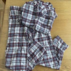 Rutigt pyjamasätt från KappAhl i storlek xs, använt skick utan defekter. Säljs tillsammans.