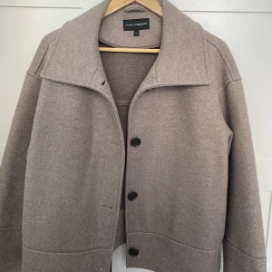 BRUN KAPPA - Jättefin populär kappa från kapphal!! Har använts ett fåtal gånger under hösten bara & är därför nästan helt ny!! 😇😇😇😇