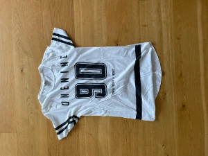 Vit T-shirt - En vit Jack & Jones T-shirt med svarta detaljer i väldigt bra skick