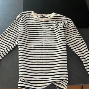 Randig tröja från Zara - Jätte fin stickad tröja från zara, knappt använd! Storlek L men sitter som en m/s på kroppen💗