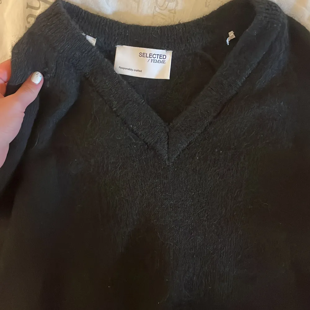 Säljer nu min nästan oanvända svarta stickade tröja!  Liknar tröjorna från vero Moda, fast med v-ringning! Ord. Pris 399 (Frakt 49kr). Stickat.