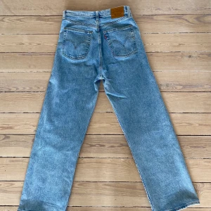Levis jeans - Riktigt fina och knappt använda jeans i perfekt blå färg! Helt raka!