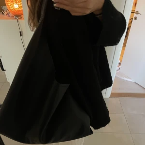 Väska - Säljer nu min svarta skolväska från NAKD. Slutsåld!! Ord pris 899 kr. Perfekt till skolan, får plats med dator