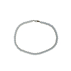 Pearl/pärl halsband - säljer min faux pärlhalsband. halsbanden har använts sparsamt. den väger inte mycket alls och är väldigt skönt att ha på sig. om du har frågor kontakta mig. säljer pga att den inte kom till mycket användning. 
