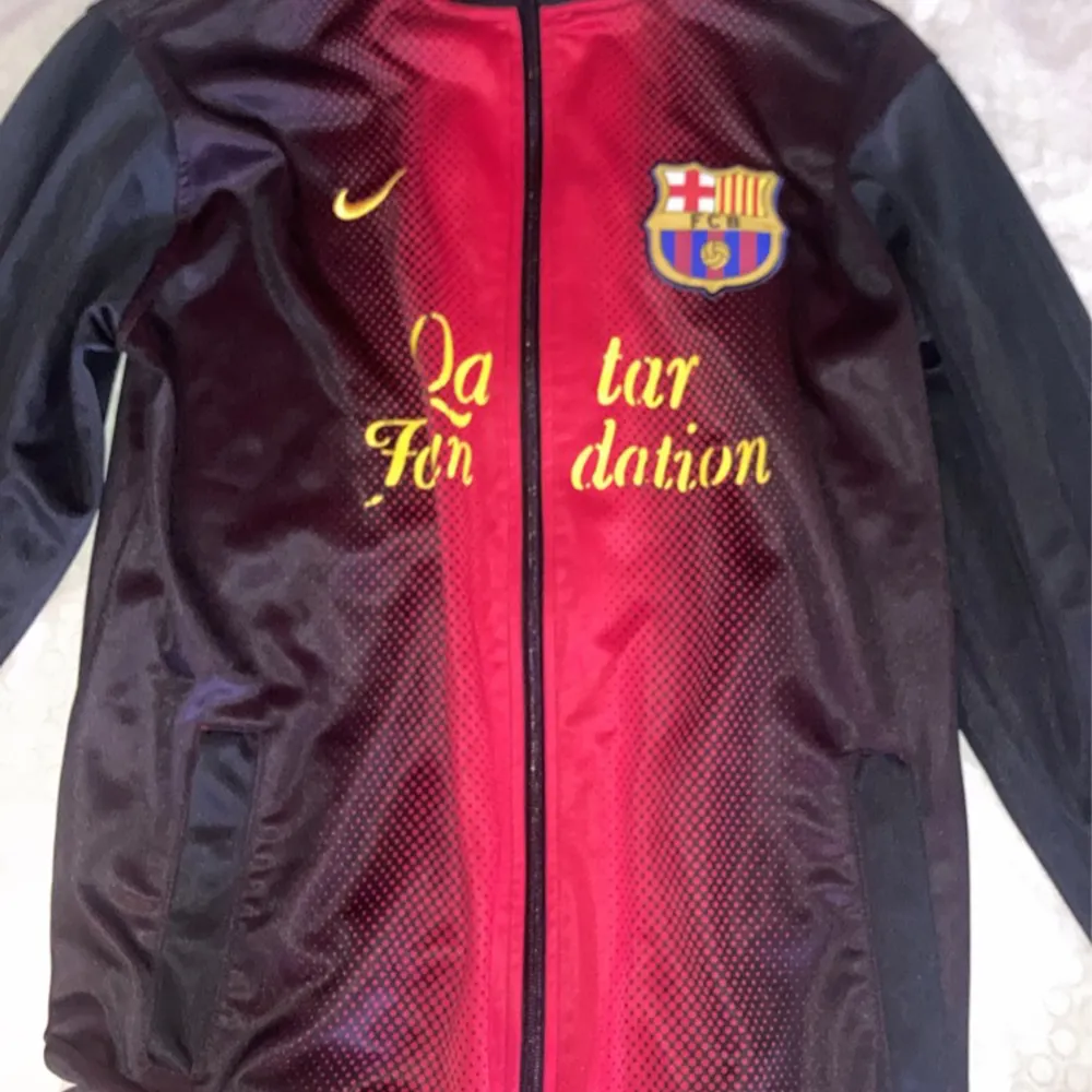 Barcelona tröja Nike, gammal modell som är sällsynn att hitta. Priset går att diskutera!. Hoodies.