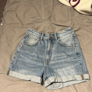 Jeansshorts  - Väldigt snygga och sitter väldigt fint på, 