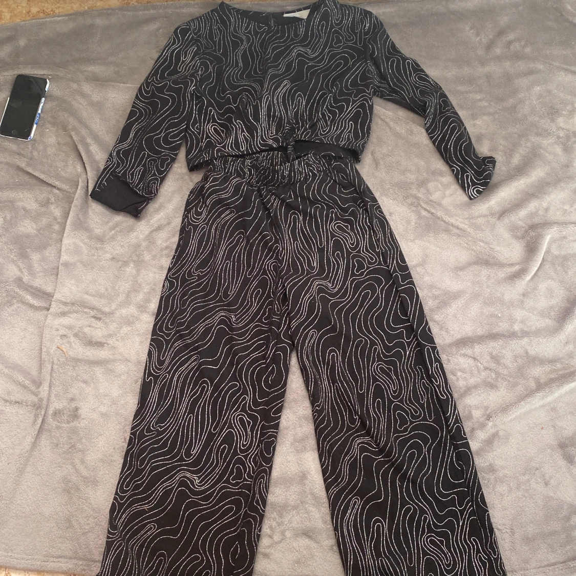 Silvrig & svart tröja och byxor