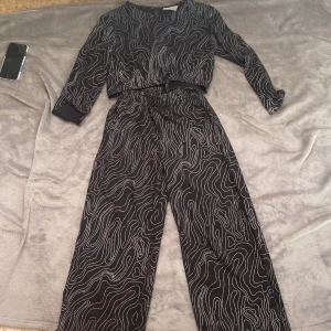Silvrig & svart tröja och byxor - Använd 1 gång på nyår!