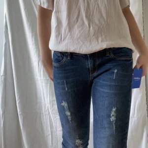 Lågmidjade jeans - Säljer dessa snygga jeans med hål. De är köpta på sellpy, i mycket fint skick. Jag har aldrig använt dem. Köparen står för frakten!🙌