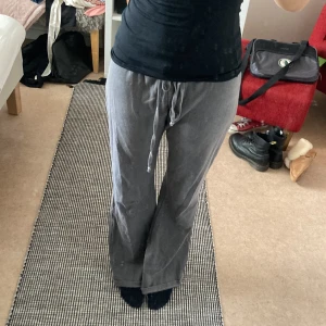 Brandy Melville byxor - Lågmidjade och utsvängda mjukisbyxor från Brandy Melville💗bra skick, använd få gånger