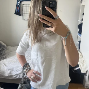 Stickad tröja - Säljer denna stickade tröja perfekt till hösten. Denna tröja är i strlk L men passar bra på mig som är en xs-s, bra skick hör av er om frågor!😁