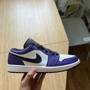 Jordan 1 Low court purple - Fortfarande i bra skick 