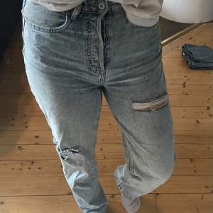 Raka högmidjade jeans från H&M i storlek M, fint skick använda ett fåtal gånger