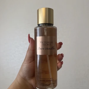 Victoria’s Secret bare vanilla body mist - Body mist från vs  Aldrig använd. Köpt på luxplus 200 eller bud