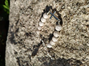 The Cross Bracelet  - Ett snyggt armband skapat med pärlor i grå lampwork och ett lite old-fashioned kors.  Jesus dog på korset för våra synder. Låt detta armbandet få vara en påminnelse för oss om hur mycket Jesus älskar oss!  (All metall testad med ett Chemo Nickel Test)    