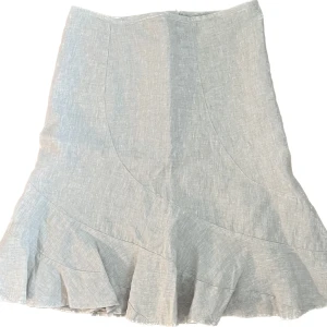 Linnekjol - En gullig kjol i 100% linne. Köpt på loppis men har aldrig använt den själv. Storlek 38 och går med till knäna på mig som är 167 lång. 