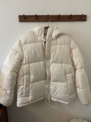 Vit vinterjacka - Aldrig använd vinterjacka från HM i storlek S. Den är oversized i modellen
