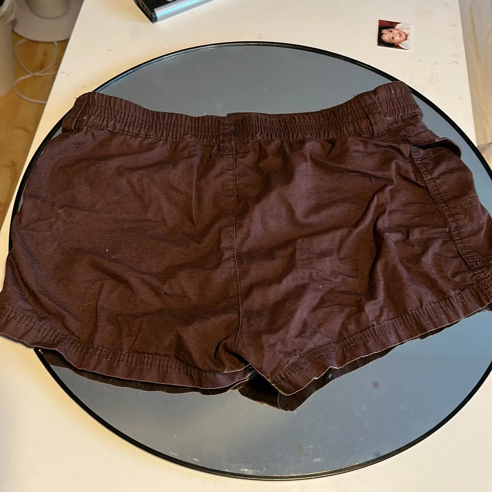  lågmidjade bruna cargo shorts köpte dom för typ 6 månader sen och har bara använd dom typ 3 gånger så nästa helt nya . Shorts.
