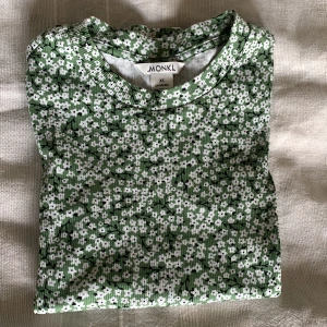 Blommig topp - Så söt blommig topp från monki i stl XS ☘️✨väldigt fint skick