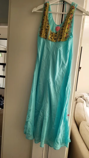 Siden klänning  - Siden klänning från indiska! Mycket bra skick, har inga skavanker!  Ställ gärna frågor om du har några funderingar!