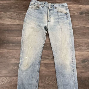 Levis 501, jeans - Supersnygga Levi’s 501 i mörk tvättad färg. Slits längst ner på benen och en slitning bak på rumpan. Hög midja och raka ben. Storlek W33L34